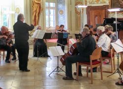 Musiker führen während des Abschlusskonzerts des Kammermusikseminars im Stift Reichersberg ein klassisches Stück auf.