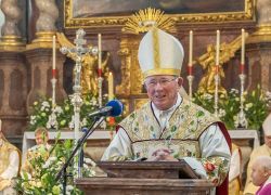 Ein Bischof hält bei einem festlichen Jubiläumsgottesdienst im Stift Reichersberg eine Ansprache vor der Gemeinde.