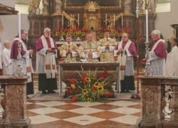Priester und Ministranten zelebrieren ein Pontifikalamt im Stift Reichersberg anlässlich des Festes des Hl. Augustinus.