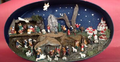 Eine ovale Krippe zeigt detailreich die Geburtsszene mit Figuren und Gebäuden unter einem sternklaren Himmel bei Stift Reichersberg.
