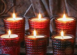 Zehn rote Kerzen brennen friedlich in Stift Reichersberg und verbreiten eine warme, beruhigende Atmosphäre.