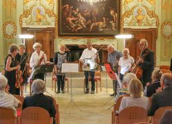 Musiker und Publikum applaudieren beim Abschlusskonzert des Kammermusikseminars im prächtigen Saal von Stift Reichersberg.