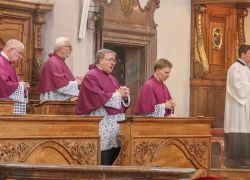 Geistliche in violetten Gewändern zelebrieren das Vesperfest im Stift Reichersberg am 28. August 2022.