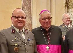 Militärbischof Werner Freistetter feiert seinen Geburtstag im Stift Reichersberg, umgeben von uniformierten Gästen.