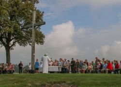 Eine Gemeinde versammelt sich zur Bergmesse am Mayrhoferberg nahe Stift Reichersberg unter freiem Himmel.