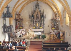 Die Kirche von Stift Reichersberg ist bei der Feier des 875-jährigen Jubiläums der Pfarre Bromberg gut besucht.