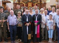 Eine Gruppe von Menschen versammelt sich in der Kirche des Stift Reichersberg bei einem Ausflug der Militärpfarre Niederösterreich.